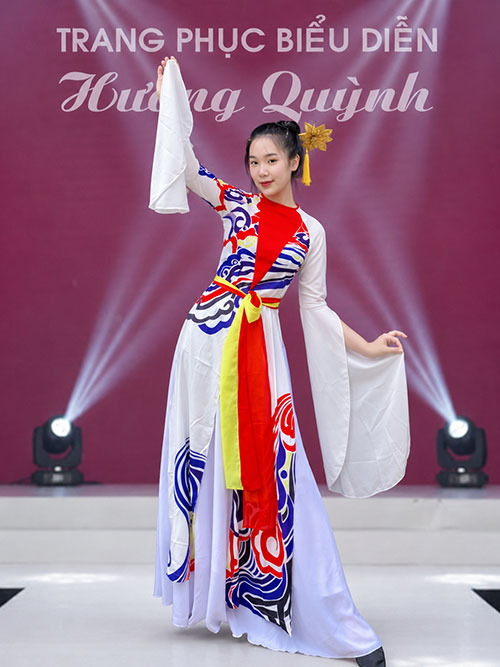 Áo dài trắng sóng biển
