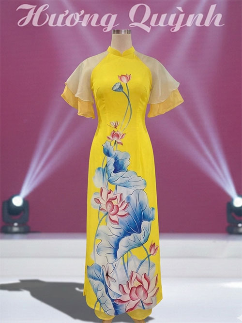 Áo dài vàng hoa sen tay tiên